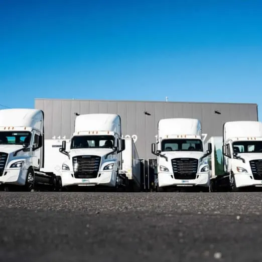 Camion bleu de GLT Group sur la route
